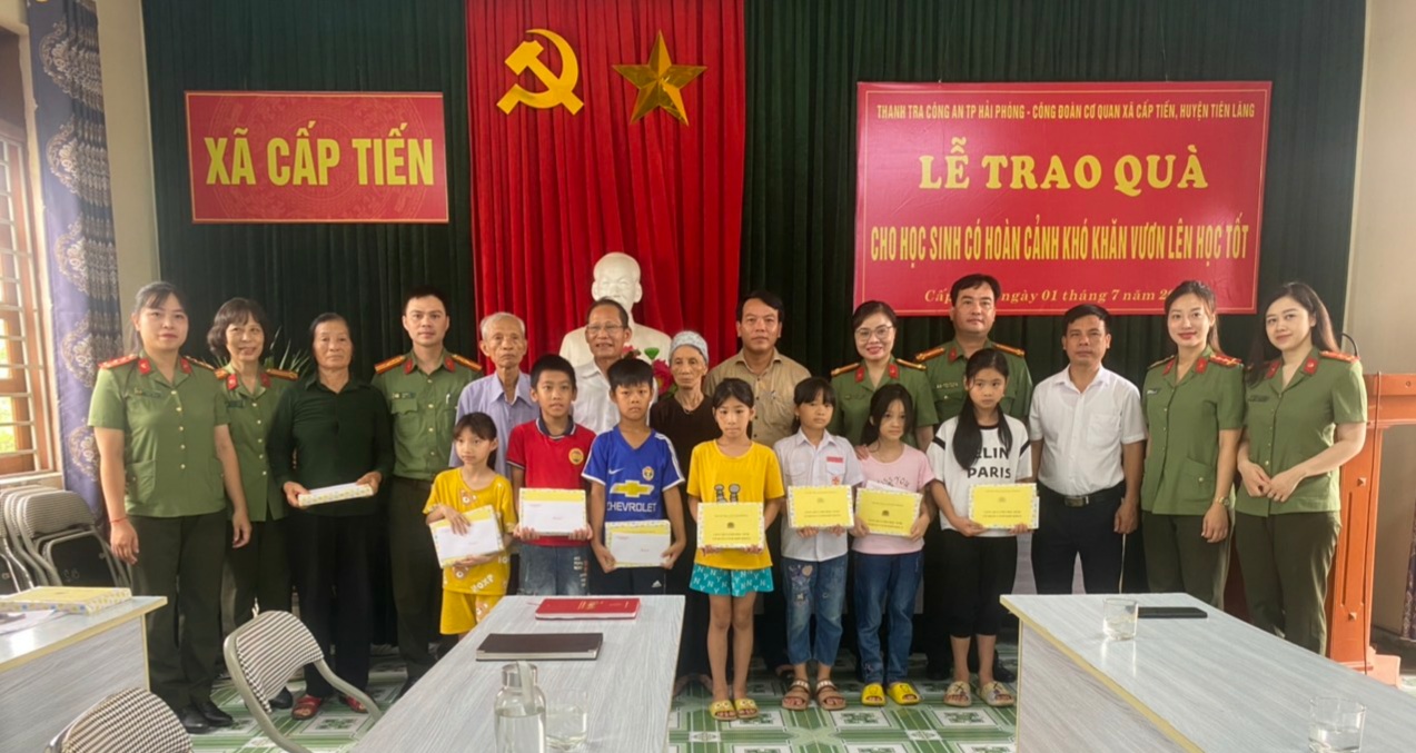 Thanh tra CATP: Tặng sách và đồ dùng thiết yếu cho học sinh có hoàn cảnh khó khăn